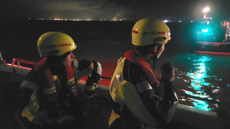 Einsatzkräfte der DLRG auf Mehrzweckboot auf der Elbe